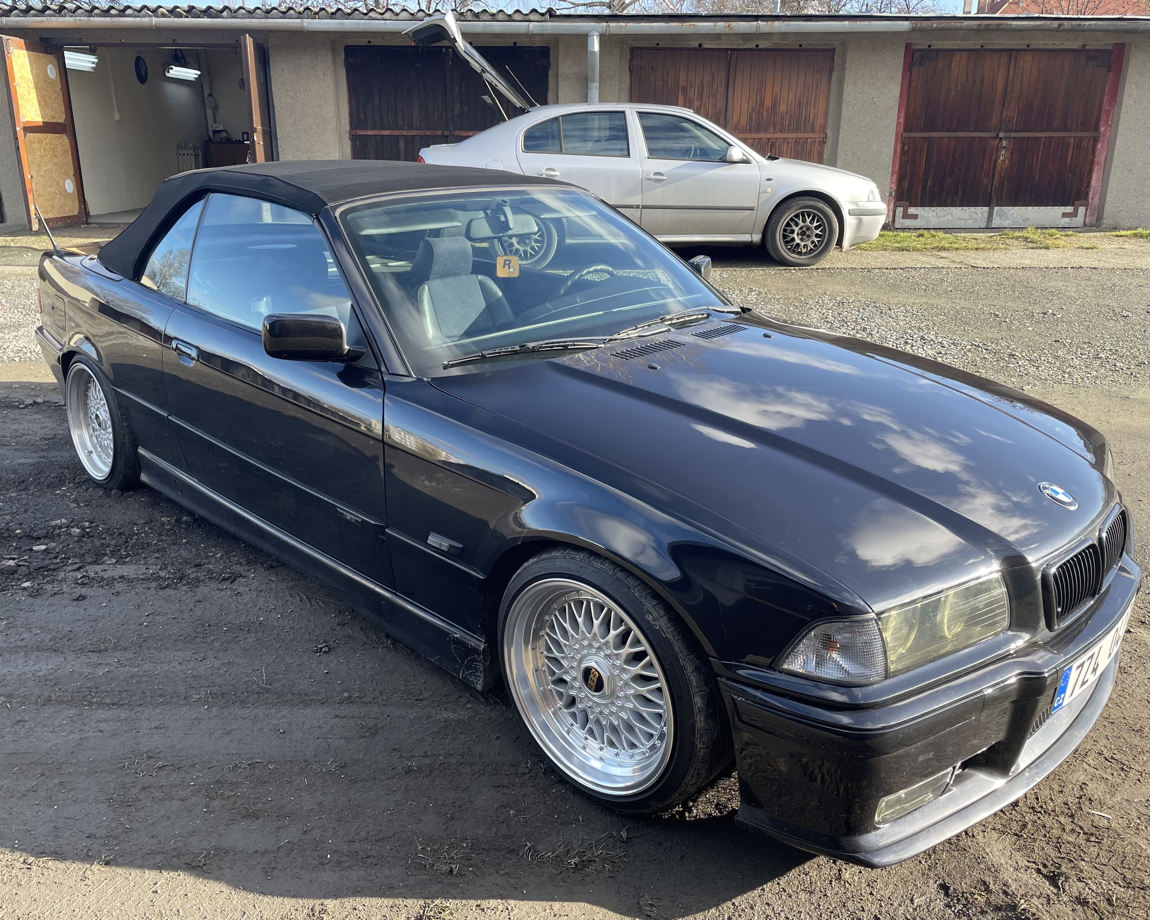 bmw-e36-cabrio-318i-85kw-od-mariana-2-min
